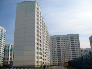 Casas nuevas en la calle Márshala Savítskogo.