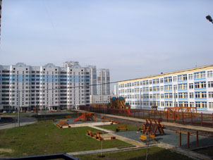 Vista a la cancha infantil y patio de la escuela Nº2109.