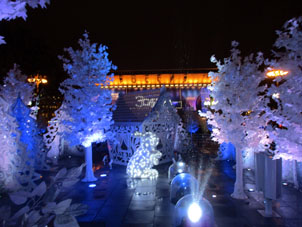 Decoración de Año Nuevo en la calle Tverskaya cerca de las estaciones del mento Tverskaya, Púshkinskaya y Chékhovskaya.
