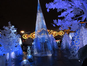 Decoración de Año Nuevo en la calle Tverskaya cerca de las estaciones del mento Tverskaya, Púshkinskaya y Chékhovskaya.