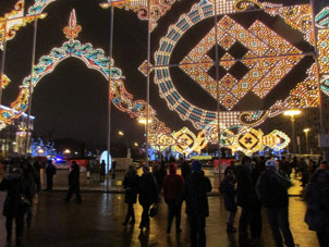 Decoración de Año Nuevo en la calle Tverskaya cerca de las estaciones del mento Tverskaya, Púshkinskaya y Chékhovskaya.
