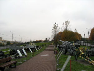 Material bélico de trofeo de la Segunda Guerra Mundial en el Parque de la Victoria en Moscú.