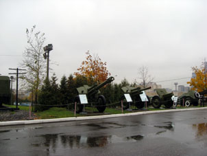 Material bélico soviético de la Segunda Guerra Mundial en el Parque de la Victoria en Moscú.