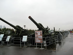 Material bélico soviético de la Segunda Guerra Mundial en el Parque de la Victoria en Moscú.