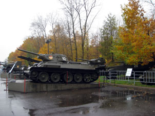 Material bélico soviético de la Segunda Guerra Mundial en el Parque de la Victoria en Moscú.