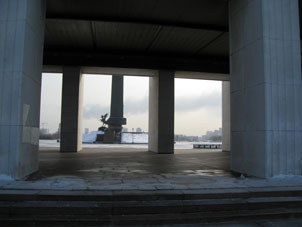 Paso al Monumento de la Victoria entre las columnas del Museo de la Gran Guerra Patriótica