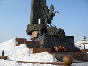 Monumento de la Guerra en el centro de la plaza mayor del Parque.