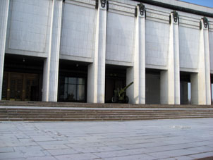 Cañón de la Segunda Guerra Mundial ante la entrada en el Museo de esa Guerra.