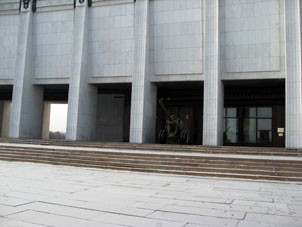 Cañón de la Segunda Guerra Mundial ante la entrada en el Museo de esa Guerra.