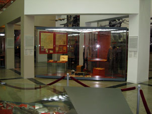 Dentro del mueso de la Guerra.