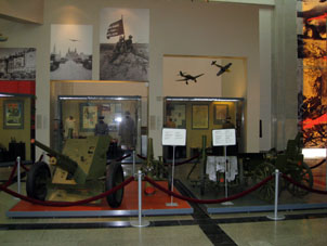 Dentro del mueso de la Guerra.