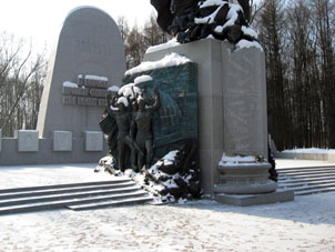 Monumento del izamiento de la bandera soviética sobre el edificio del Reichstag (Parlamento Estatal Alemán) en culminación de la Victoria sobre el fascismo hitleriano en el Parque. 