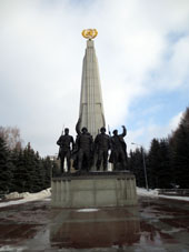 Monumeto a los guerreos de los cuatro países de Coalición Antihitleriana, cuales en continuación formaron la ONU.