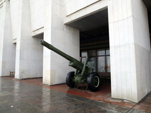 Cañón de la Segunda Guerra Mundial ante la entrada en el Museo de esa Guerra.