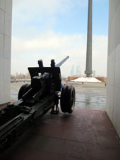 Cañón de la Segunda Guerra Mundial ante la entrada en el Museo de esa Guerra.