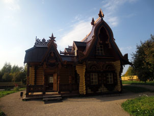 Edificio en estilo ruso antiguo en el recinto cognoscitivo turístico "Russki Park" en la periféria de la ciudad de Pereslavl' Zalesski.