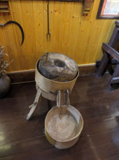Molino manual en la exposición etnográfica en el recinto cognoscitivo turístico "Russki Park" en la periféria de la ciudad de Pereslavl' Zalesski.