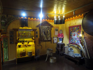 Exposición etnográfica en el recinto cognoscitivo turístico "Russki Park" en la periféria de la ciudad de Pereslavl' Zalesski.