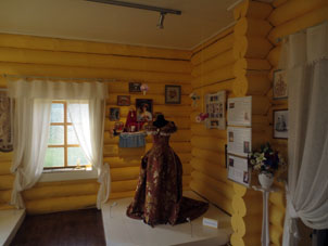 Vestido y otros objetos antiguos en la exposición etnográfica en el recinto cognoscitivo turístico "Russki Park" en la periféria de la ciudad de Pereslavl' Zalesski.