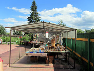 Venta de regalos y artesanías en el atio del museo de la plancha.