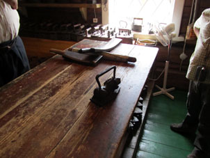 Dispositivo antiguo precursor de la plancha.