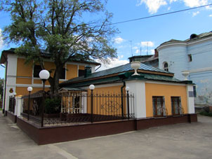 Casa antigua del inicio del siglo XX en la ciudad de Pereslavl' Zalesski. 