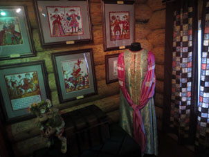 Vestido y otros objetos antiguos en la exposición etnográfica en el recinto cognoscitivo turístico "Russki Park" en la periféria de la ciudad de Pereslavl' Zalesski.