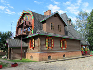 Casa de Berendey es un centro de conservación y desarrollo de tradiciones nacionales y artesanías populares artísticas. quí funciona un café de 45 asientos con cocina rusa y está situado el museo de máscaras. Diariamente para todos los deseados, pasan clases de maestría de pintura de artesanías de madera. Los regalos fabricados aquí pueden ser comprados en el quiosco.