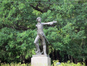 Monumento al zar (rey) Piotr (Pedro) I El Grande, quien construía aquí la Flotilia de Entertenimiento, la cual en continuación se hizo un precursor de la Armada Rusa.