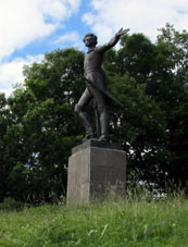 Monumento al zar (rey) Piotr (Pedro) I El Grande, quien construía aquí la Flotilia de Entertenimiento, la cual en continuación se hizo un precursor de la Armada Rusa.