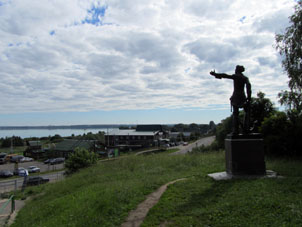 Monumento al zar (rey) Piotr (Pedro) I El Grande, quien construía aquí la Flotilia de Entertenimiento, la cual en continuación se hizo un precursor de la Armada Rusa.