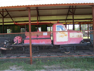 Este vehículo fue adaptado para moverse por ferrocarril.