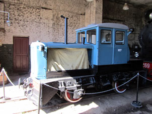 Tractor sobre ruedas ferrocarriles en lugar de las orugas para retirar nieve desde las vías.