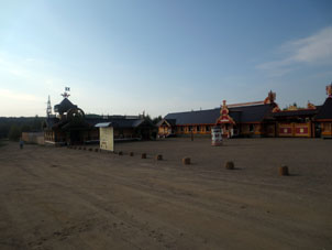 Pabellones del recinto cognoscitivo turístico "Russki Park" en la periféria de la ciudad de Pereslavl' Zalesski.
