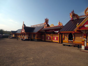 Pabellones del recinto cognoscitivo turístico "Russki Park" en la periféria de la ciudad de Pereslavl' Zalesski.