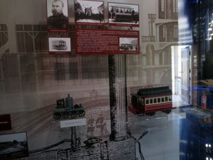 Maquete del tractor de F.A. Blinov y tanvía eléctrica de F.A. Pirotski (1880).