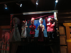En el museo de proverbios y de Petrushka (payaso Pedro).
