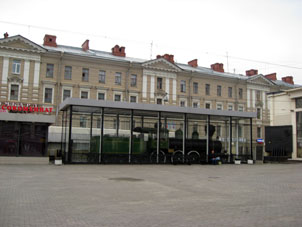 Locomotora que trajo a V.I. Lenin de Finlandia a San Petersburgo en el año 1917. Ahora es la muestra histórica en la Estación Finlandski de San Petersburgo.