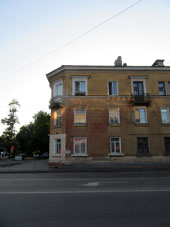Casa en el rincón de la calles Vokzálnaya y avenida Gagarina.
