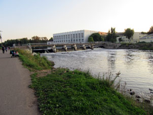 Dique en el río Lóvat'.