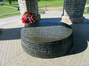 Estonia tiene frontera con la provincia de Pskov. En Estonia misma ahora no dan respeto a los fallecidos y veteranos antifascistas, mostrando su simpatia a los secuaces de hitlerismo, mientras que en Velikie Luki existe el monumento que da respeto a los soldados soviéticos estonios.