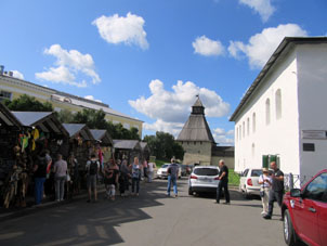 Mercado de artesanía y regalos dentro del kremlin (alcázar) de Pskov.