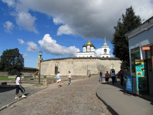 Vista al Krom (núcleo de kremlin) desde Dovmóntov górod (ciudadela).