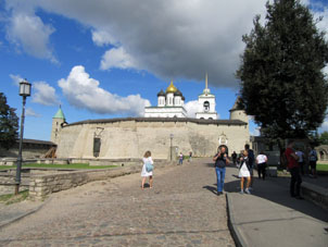 Vista al Krom (núcleo de kremlin) desde Dovmóntov górod (ciudadela).