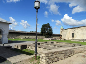 Ruinas de la ciudadela antígua (Dovmóntov górod).