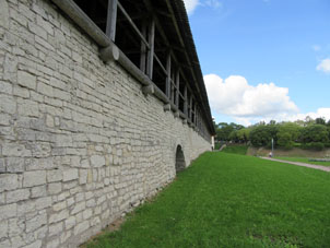 Muralla que pasaba por encima del río Pskova.