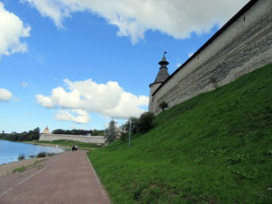 Muralla del Kremlin desde la orilla del río Velíkaya.
