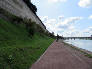 Muralla del Kremlin desde la orilla del río Velíkaya.