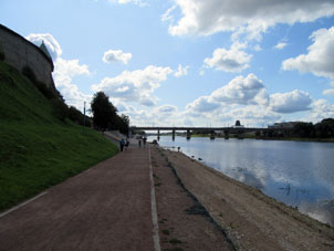 Muralla del Kremlin desde la orilla del río Velíkaya.
