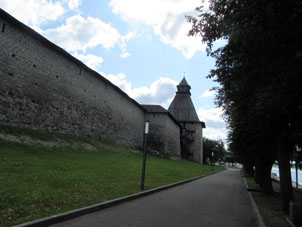 Muralla del Kremlin desde la orilla del río Velíkaya.